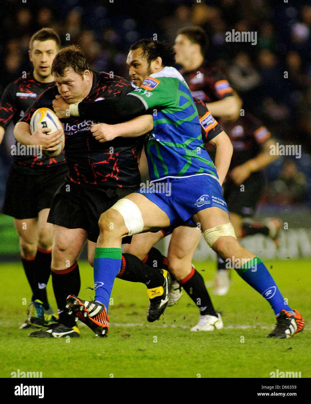 Edinburgh, Schottland. Freitag, 12. April 2013. Allan Jacobsen wird von George Naoupu während der Edinburgh V Connacht Rabodirect Pro12 Spiel Murrayfield Stadium gehalten. Bildnachweis: Colin Lunn / Alamy Live News Stockfoto