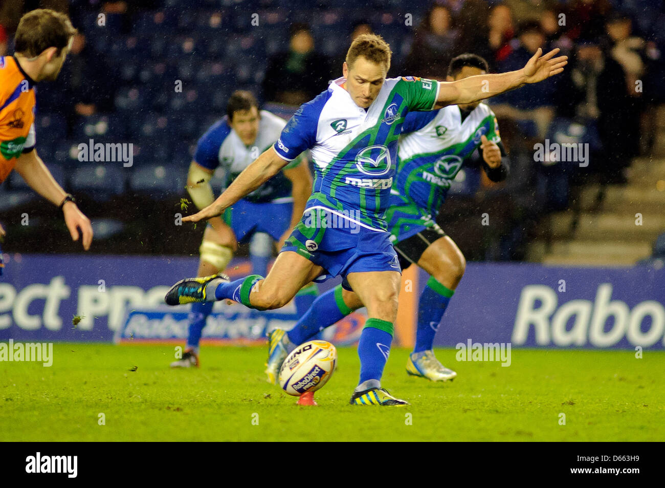 Edinburgh, Schottland. Freitag, 12. April 2013. Dan Parks beginnt eine Strafe mit den letzten Kick-off-Spiel während der Edinburgh V Connacht Rabodirect Pro12 Spiel Murrayfield Stadium. Bildnachweis: Colin Lunn / Alamy Live News Stockfoto