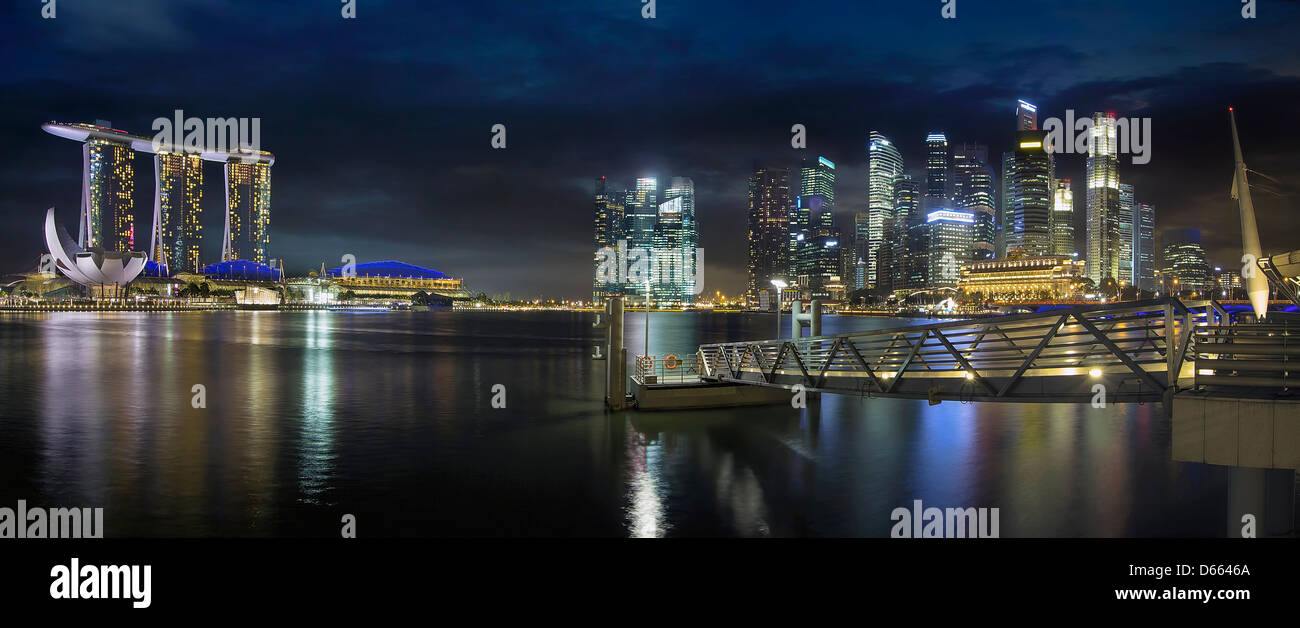 Skyline von Singapur von der Esplanade Bootsanlegestelle am blauen Stunde Panorama Stockfoto