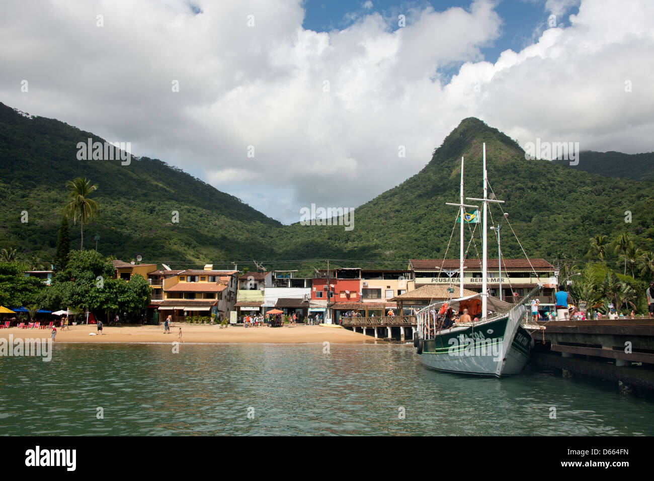 Brasilien, Bundesstaat Rio De Janeiro, Ilha Grande (Big Island), Via Abraão. Hafen und Dock-Bereich. Stockfoto