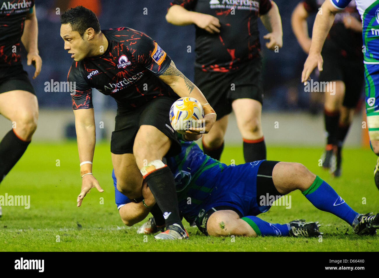 Edinburgh, Schottland. Freitag, 12. April 2013. Ben Atiga bekommt einen Pass Weg trotz der Bewältigung von Adrian Flavin in Edinburgh V Connacht Rabodirect Pro12 Spiel Murrayfield Stadium. Bildnachweis: Colin Lunn / Alamy Live News Stockfoto