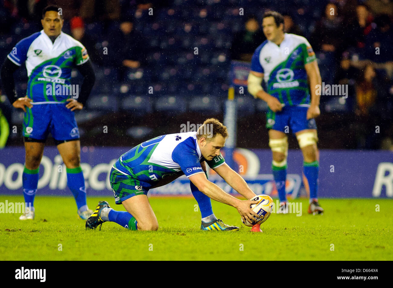 Edinburgh, Schottland. Freitag, 12. April 2013. Dan Parks reiht sich ein Kick während der Edinburgh V Connacht Rabodirect Pro12 Spiel Murrayfield Stadium. Bildnachweis: Colin Lunn / Alamy Live News Stockfoto