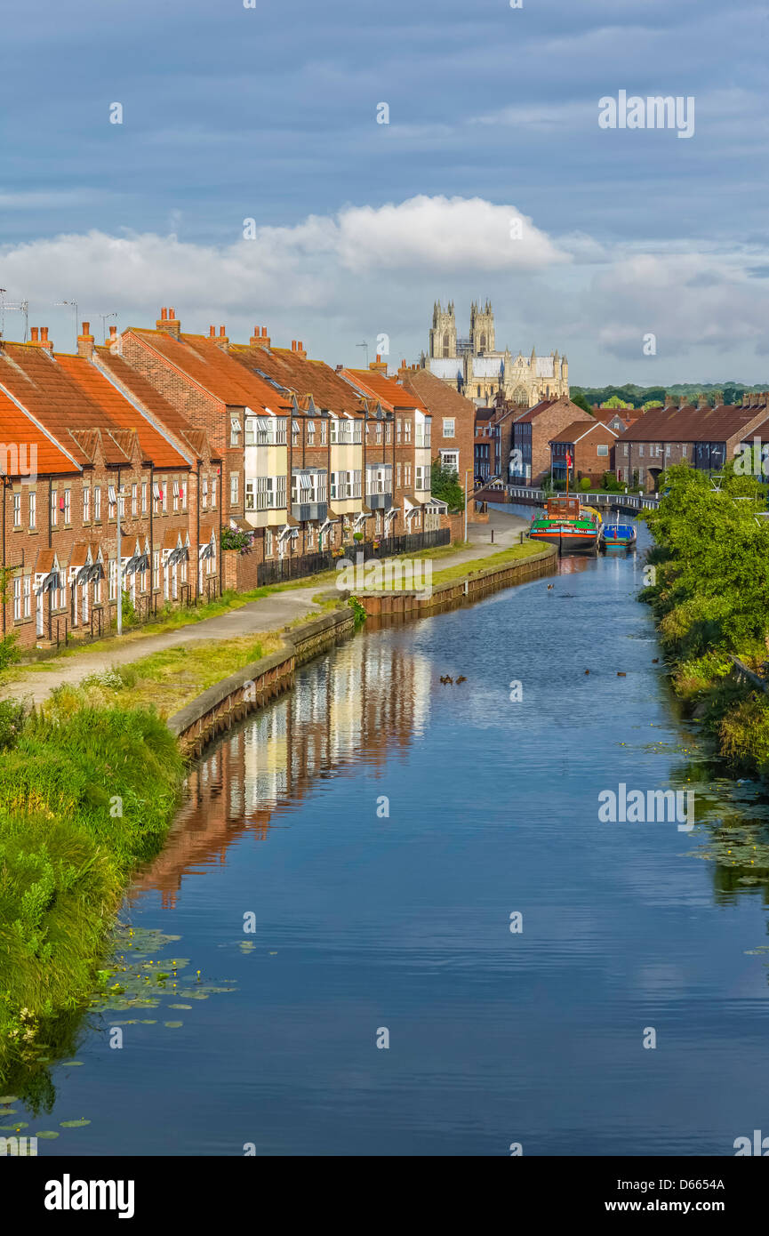 Die Beck bei Beverley flankiert von Reihenhäusern und mit dem Münster als Kulisse am leuchtenden Sommermorgen. Stockfoto