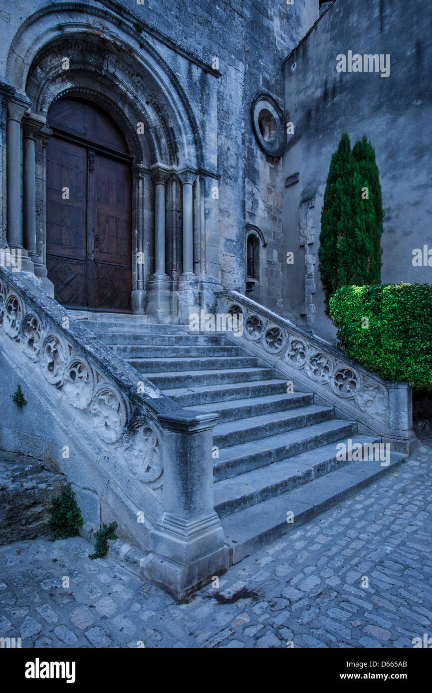 Steinstufen führen zur Kirche Saint-Vincent, Les Baux de Provence, Frankreich Stockfoto