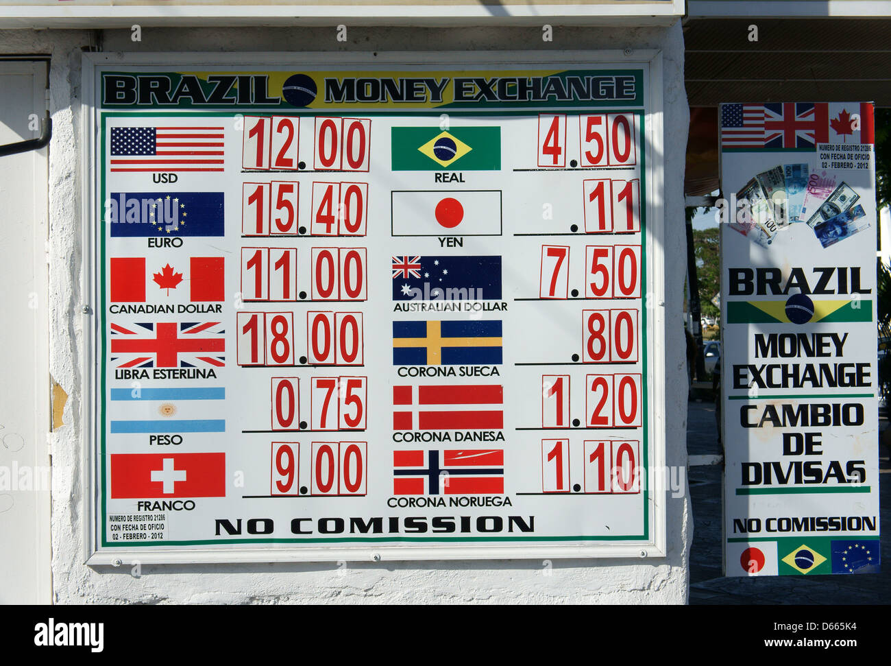 Aktuelle exchange ratesposted an der Börse stand oder Casa de Cambio in der Innenstadt von Cancun, Quintana Roo, Mexiko Stockfoto