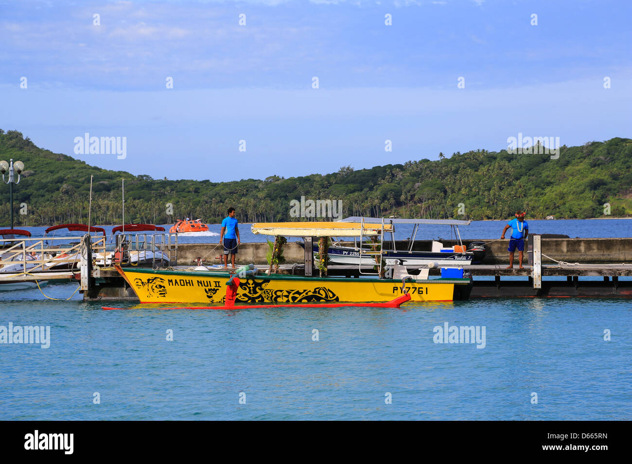 Besatzung der Maohi Nui II Auslegerboot am Dock auf Bora Bora festmachen. Stockfoto