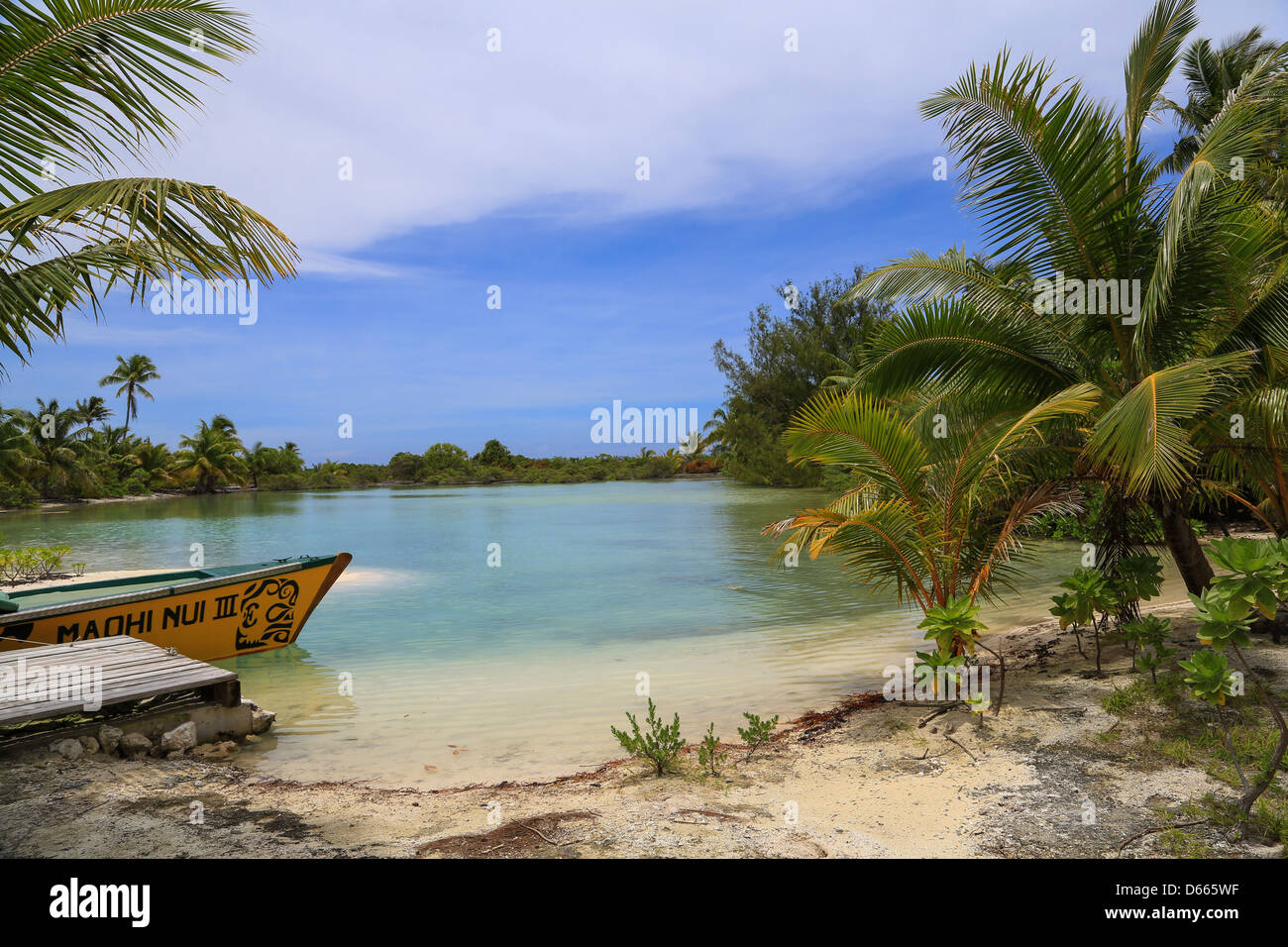 Der Bogen von einem Auslegerboot ragt in das ruhige Wasser der Lagune auf Bora Bora. Stockfoto