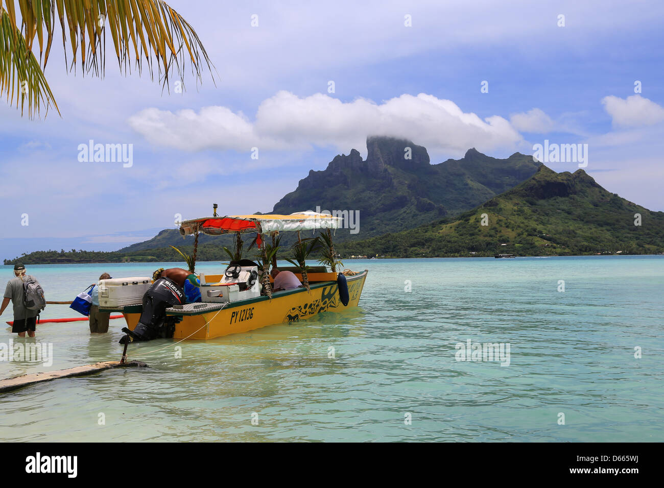 Touristen, die Vorbereitung zu einem Auslegerboot aus einer Privatinsel auf Bora Bora an Bord. Stockfoto