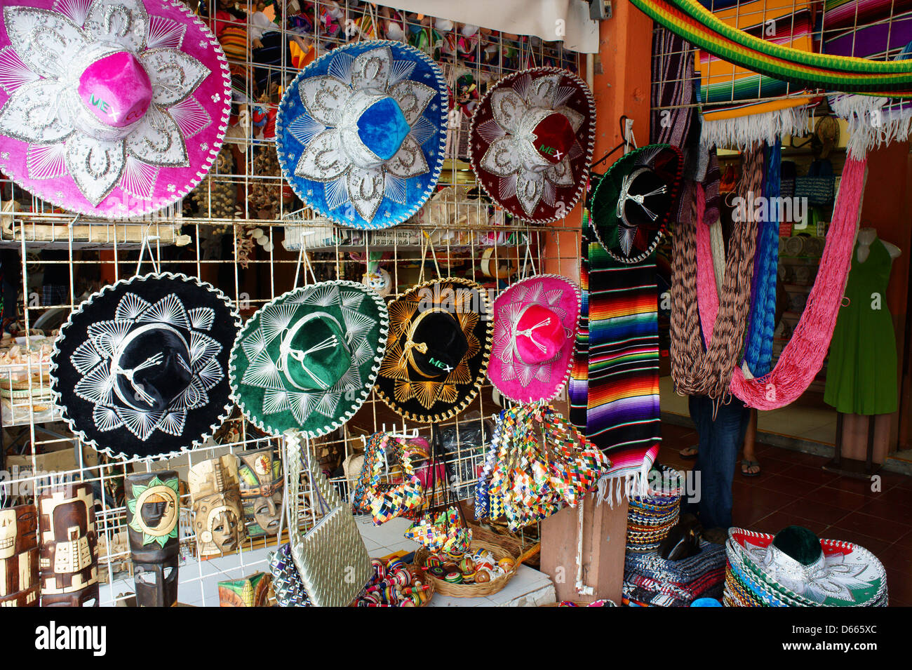 Mexikanische Sombreros, Hängematten und andere Handwerke im Mercado 28 Souvenirs und Kunsthandwerk-Markt in Cancun, Mexiko Stockfoto