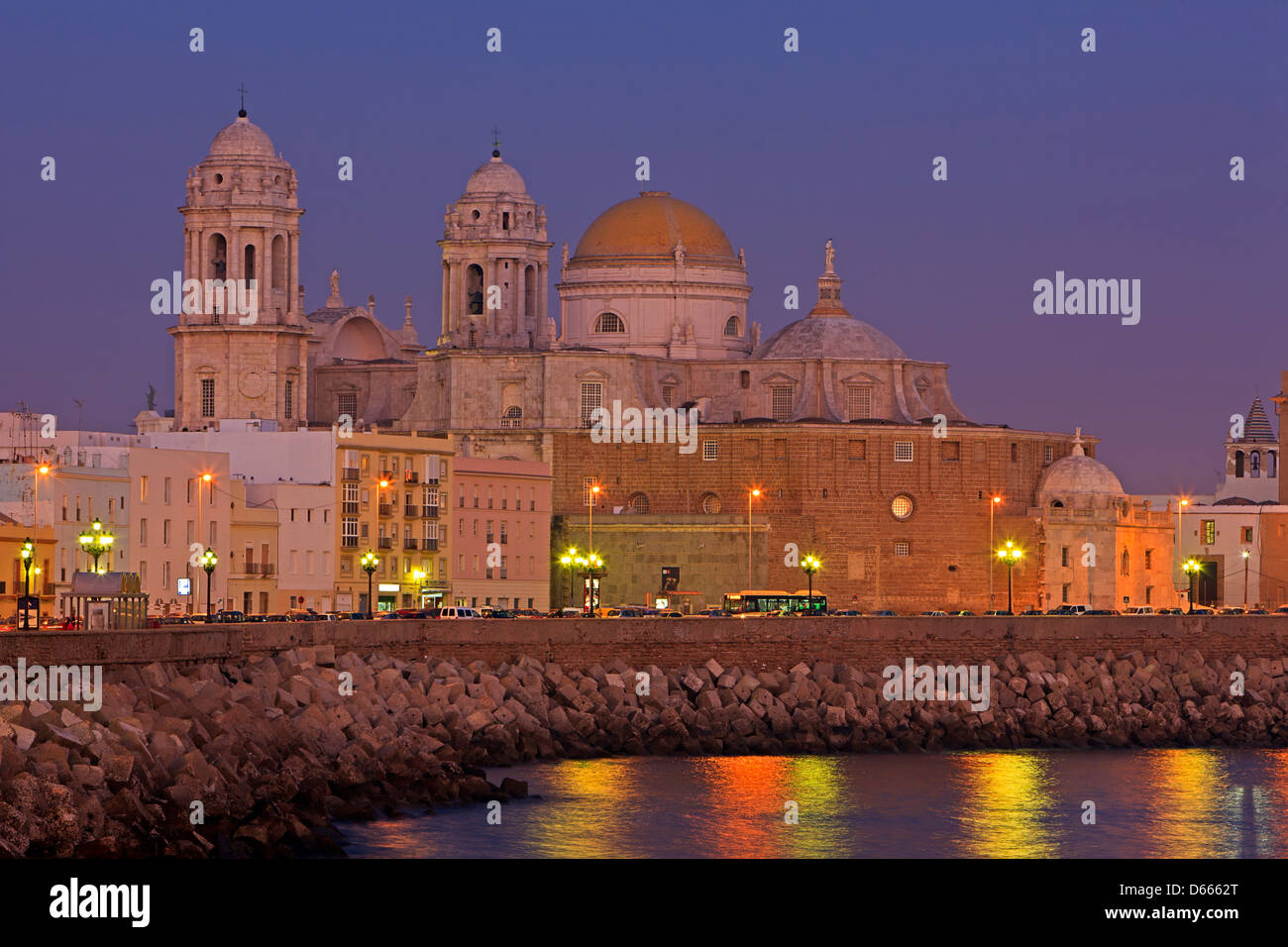 Kathedrale Nueva, neue Kathedrale in der Abenddämmerung in der Stadt Cadiz, Spanien, Andalusien (Andalusien), Costa De La Luz, Provinz Cadiz, Stockfoto