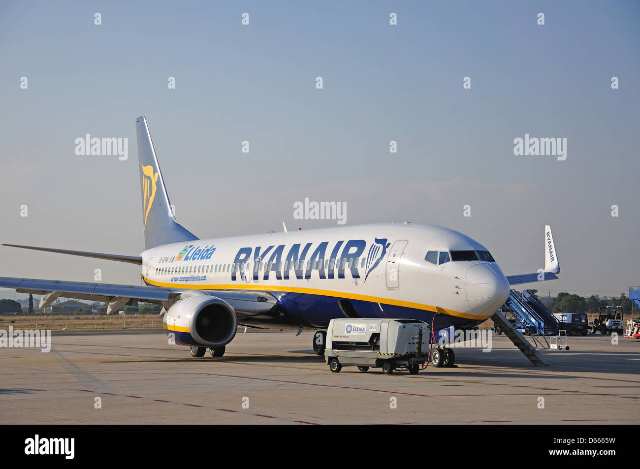 Ryanair Boeing 737-8AS Flugzeuge auf Asphalt, Lleida-Alguaire Flughafen Lleida, Katalonien, Spanien Stockfoto