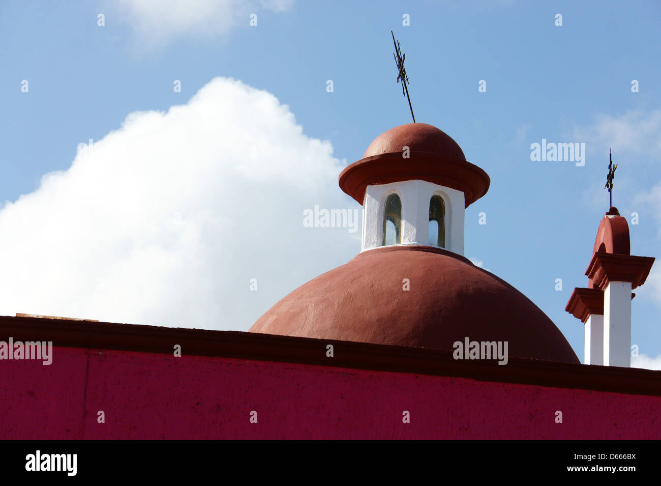Kuppel der Kirche in der Nähe von Mercado 28 Souvenirs und Kunsthandwerk-Markt in Cancun, Mexiko Stockfoto