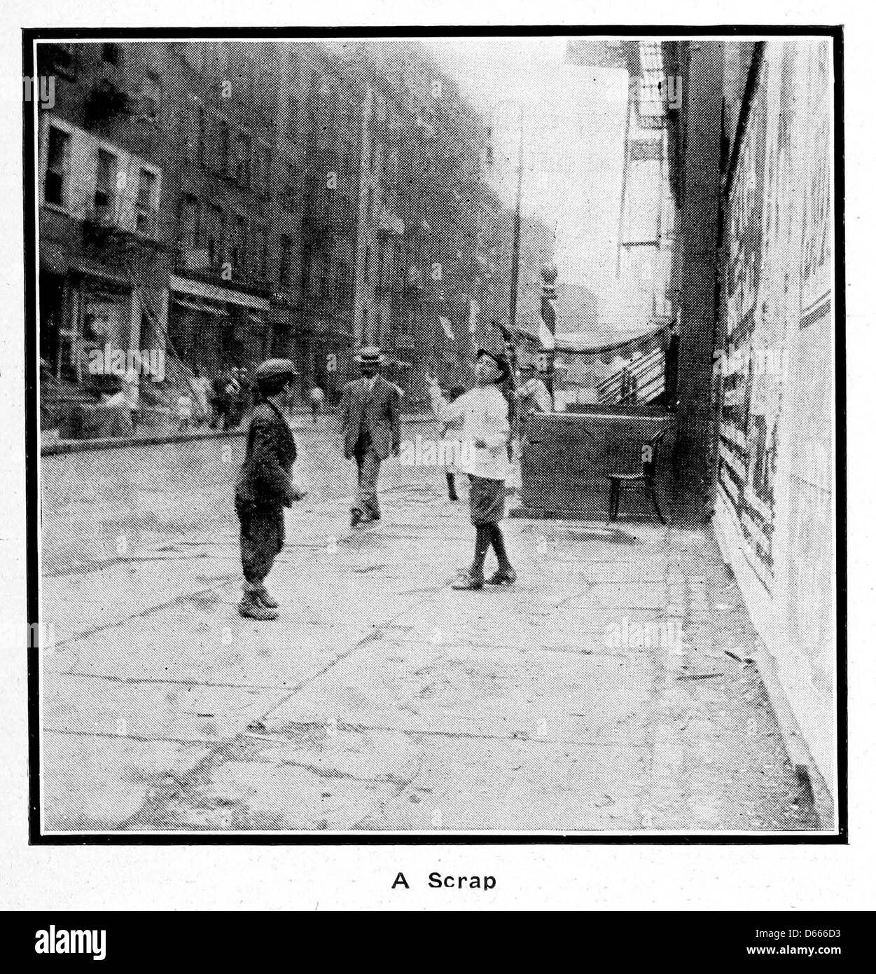 Diese Sozialstudie im New Yorker Washington Street District aus dem Jahr 1914 enthält eine Darstellung der Kämpfe von Kindern, die die sozialen Herausforderungen und Realitäten der städtischen Jugend im frühen 20. Jahrhundert widerspiegeln. Stockfoto