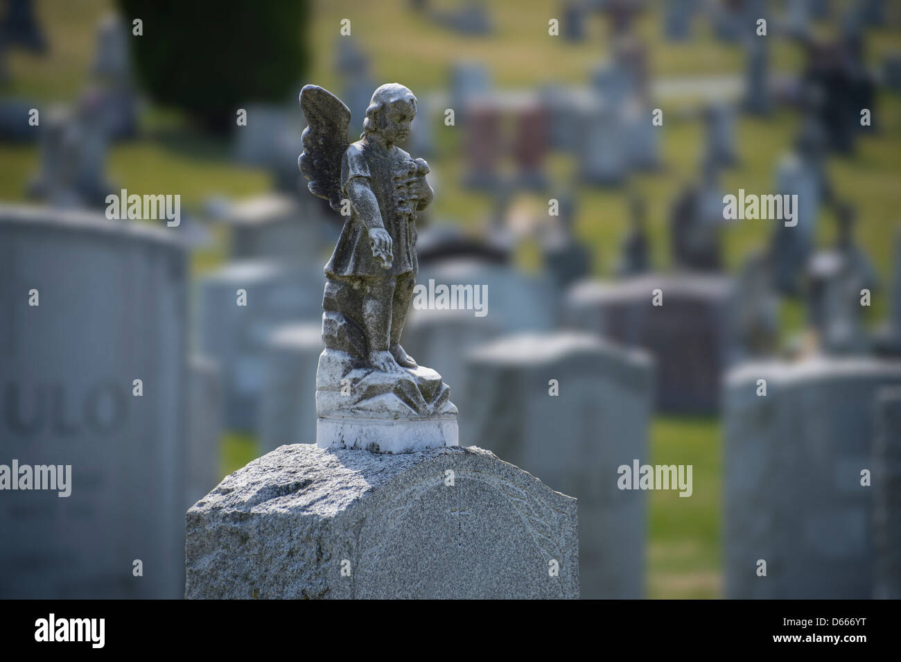 Engel auf Friedhof Grabstein Stockfoto