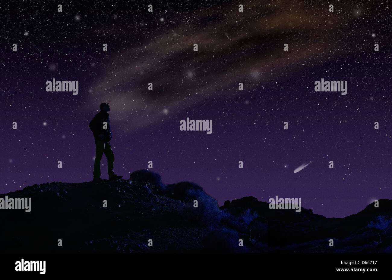 Mann am Berg oben betrachten Sterne am Nachthimmel Stockfoto