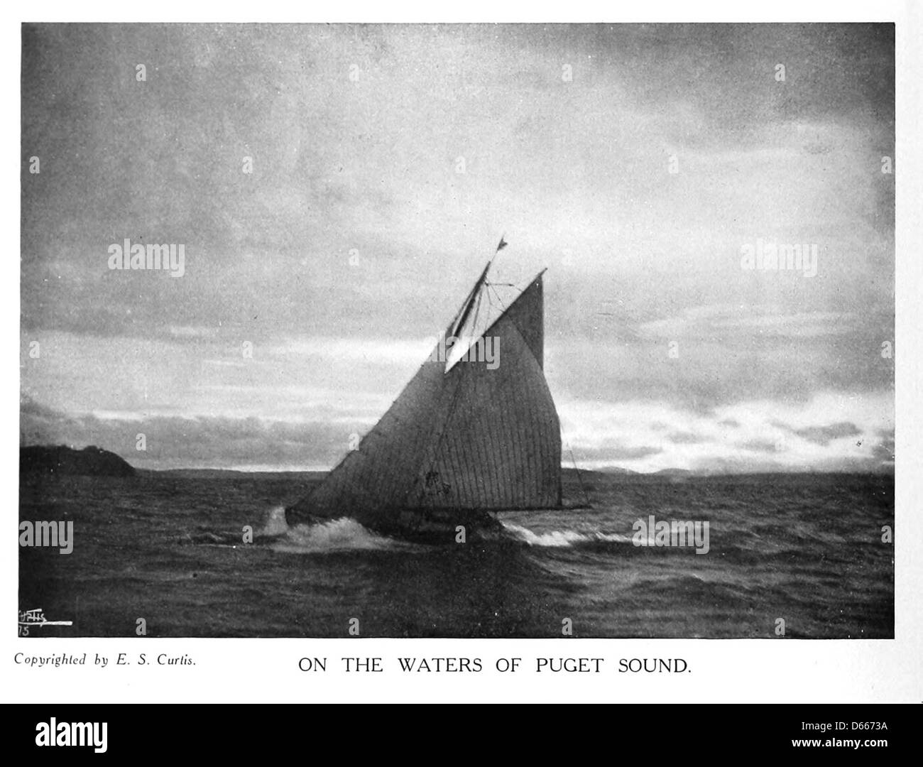 Ein Foto aus dem Jahr 1909, das ein Segelschiff zeigt, das durch die Gewässer des Puget Sound in der Nähe von Seattle, Washington, navigiert. Das Bild fängt das ruhige Wasser und die malerische Kulisse ein und bietet einen Einblick in Seattles maritime Geschichte und die beliebte Aktivität des Segelns in dieser Region während des frühen 20. Jahrhunderts. Stockfoto