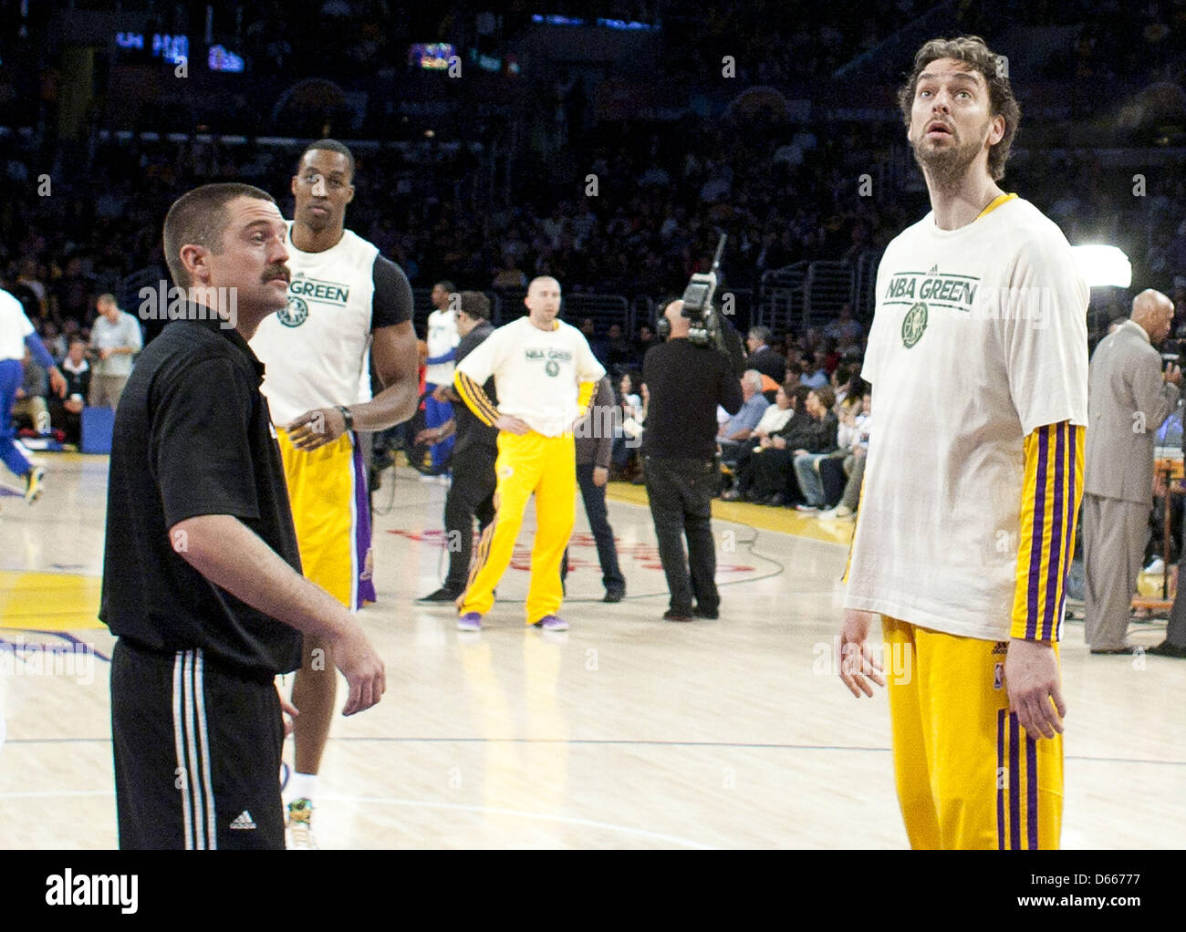 Los Angeles, CA, USA. 12. April 2013.  Los Angeles Lakers Pau Gasol bereitet sich auf das Spiel gegen die Golden State Warriors im Staples Center In Los Angeles, California Freitag, 12. April 2013. ARMANOD ARORIZO. (Bild Kredit: Kredit: Armando Arorizo/Prensa Internacional/ZUMAPRESS.com /Alamy Live-Nachrichten) Stockfoto