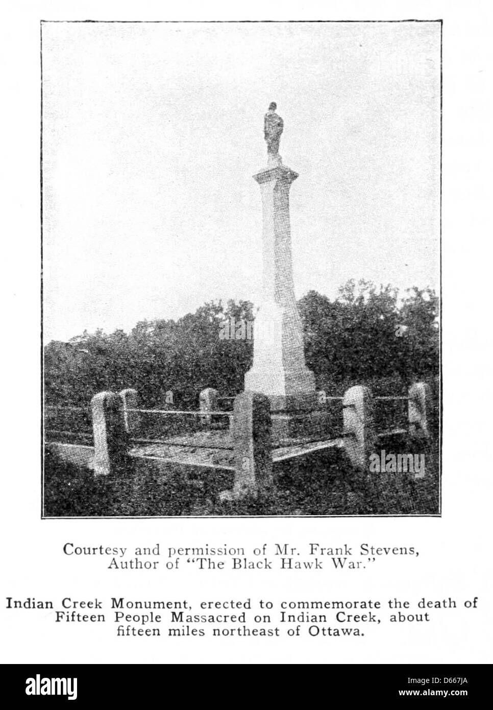 Ein Bild aus dem Jahr 1917 aus „A Student’s History of Illinois“ mit dem Indian Creek Monument. Das Foto veranschaulicht dieses historische Wahrzeichen in Illinois und konzentriert sich auf seine Bedeutung in der Geschichte der amerikanischen Ureinwohner. Stockfoto