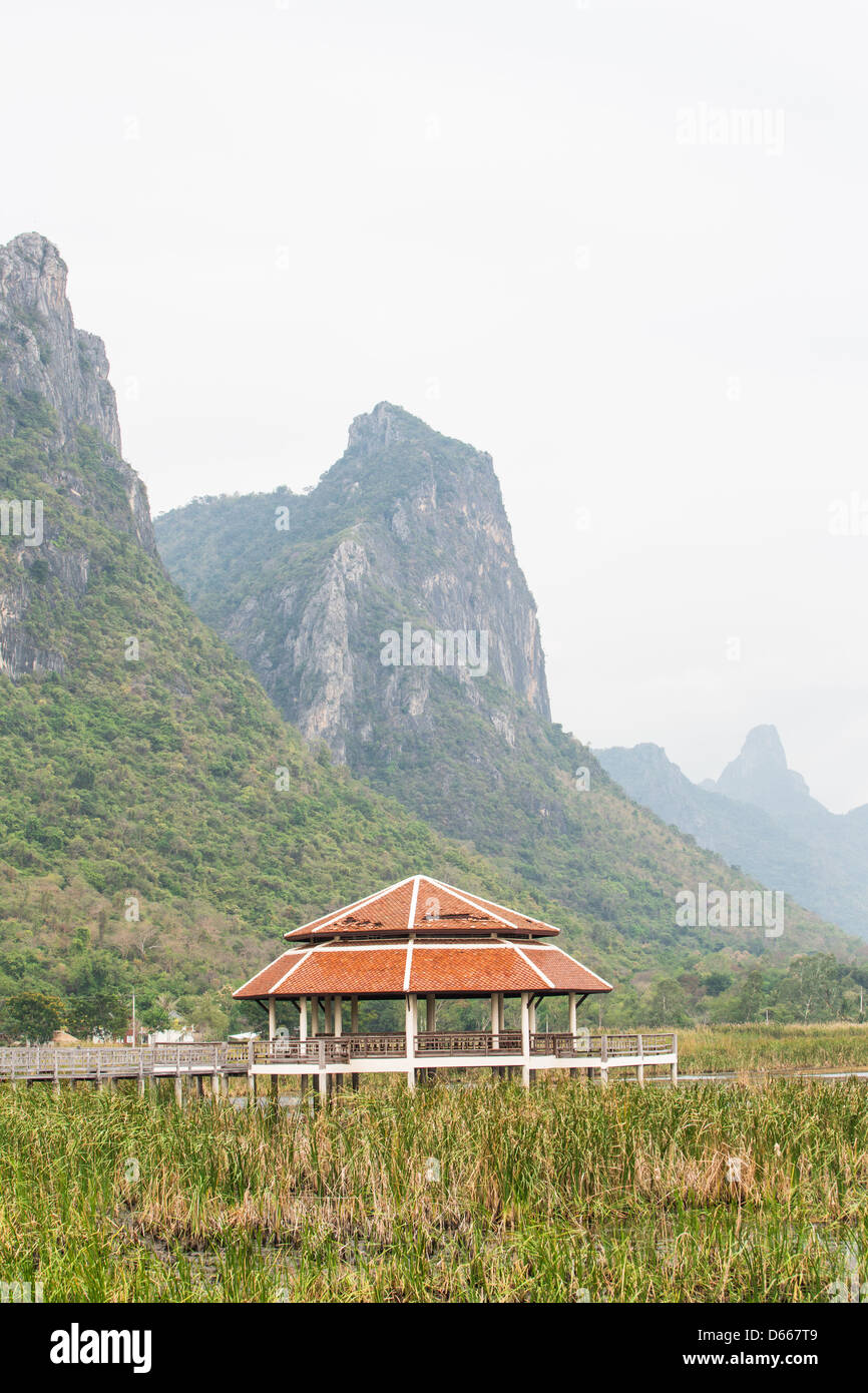 Holz-Brücke bei Sam Roy Yod Nation Park, Provinz Prachuapkhirikhan, Süden von Thailand Stockfoto
