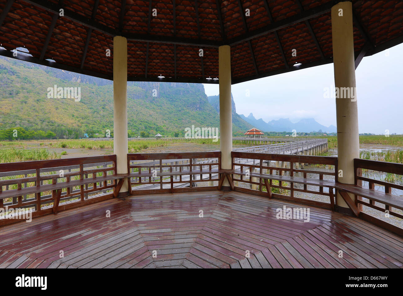 Holz-Brücke bei Sam Roy Yod Nation Park, Provinz Prachuapkhirikhan, Süden von Thailand Stockfoto