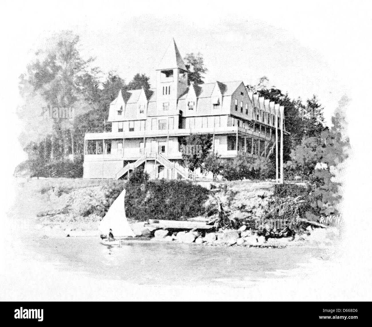 Dieses Foto aus dem Jahr 1895 zeigt ein Hotel am Ufer, wahrscheinlich in der Nähe eines beliebten Urlaubsziels. Es fängt die landschaftliche Schönheit und die Atmosphäre der Urlaubsreise aus dem 19. Jahrhundert ein. Stockfoto