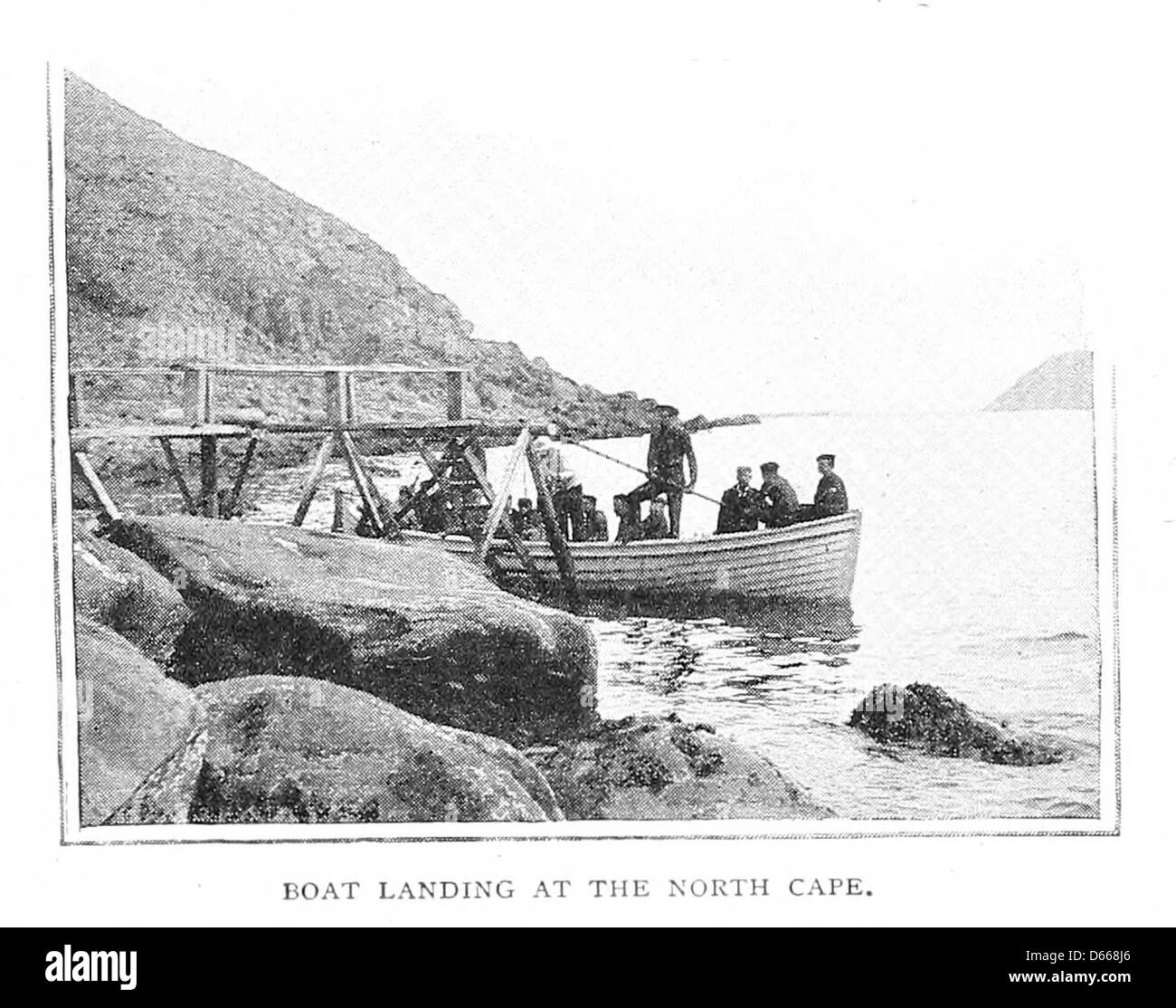 Dieses Bild aus dem Jahr 1898 zeigt eine Bootslandung am Nordkap in Norwegen, einem der nördlichsten Punkte Europas, und bietet einen Einblick in die raue und landschaftliche Schönheit der arktischen Region. Stockfoto