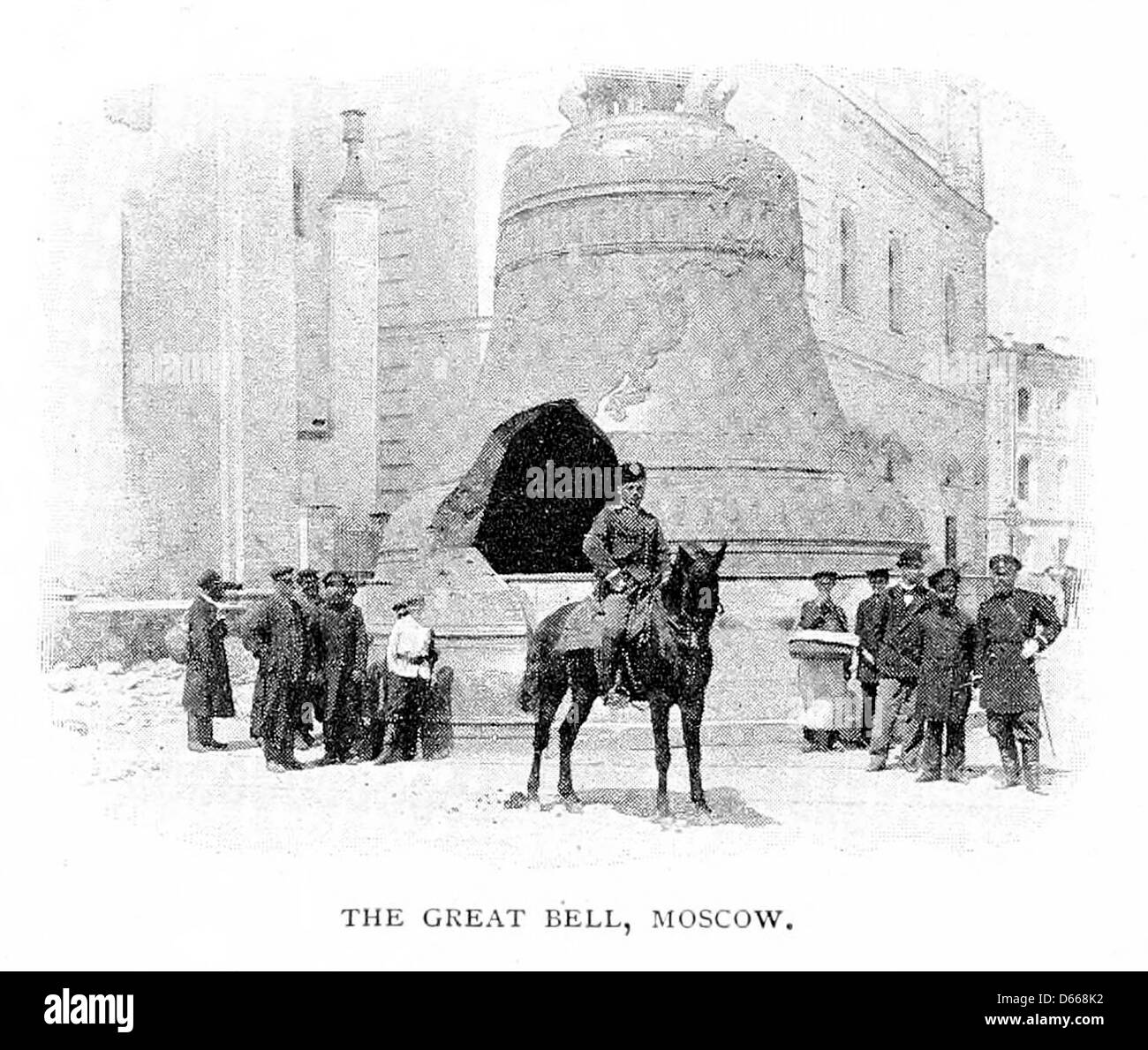 Ein Foto von einem Sommerurlaub 1898, das die große Glocke in Moskau zeigt. Diese Glocke, historisch bedeutsam, war ein wichtiges kulturelles und religiöses Symbol in Russland, wahrscheinlich Teil eines touristischen Besuchs im Herzen der russischen Geschichte. Stockfoto