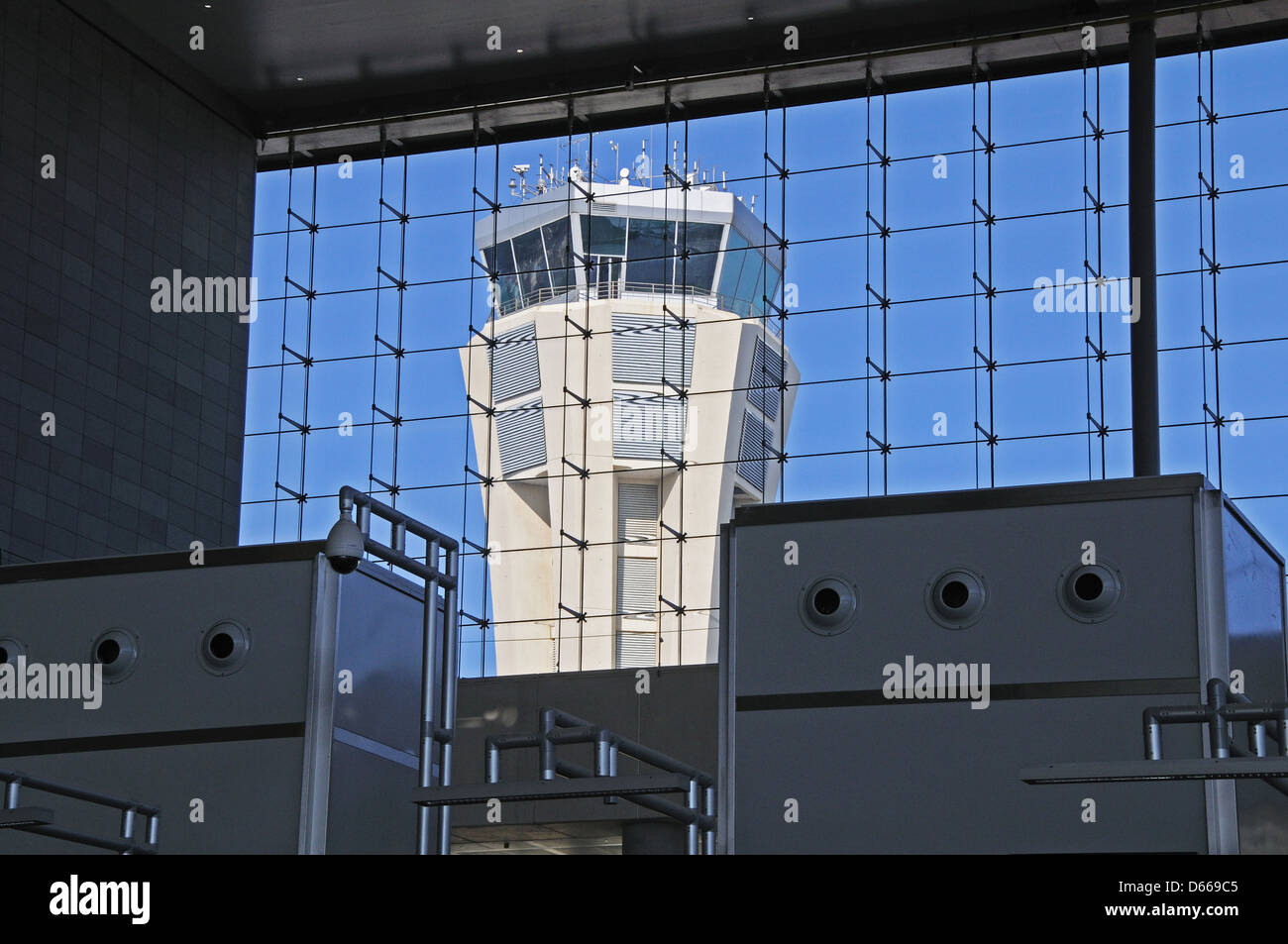 Control Tower durch die Fenster des Terminal 3, Flughafen Malaga, Malaga, Costa del Sol, Provinz Malaga, Andalusien, Spanien. Stockfoto