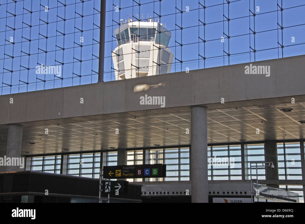 Kontrollturm gesehen durch die Fenster des terminal 3, Flughafen Malaga, Malaga, Costa Del Sol, Provinz Malaga, Andalusien, Spanien. Stockfoto