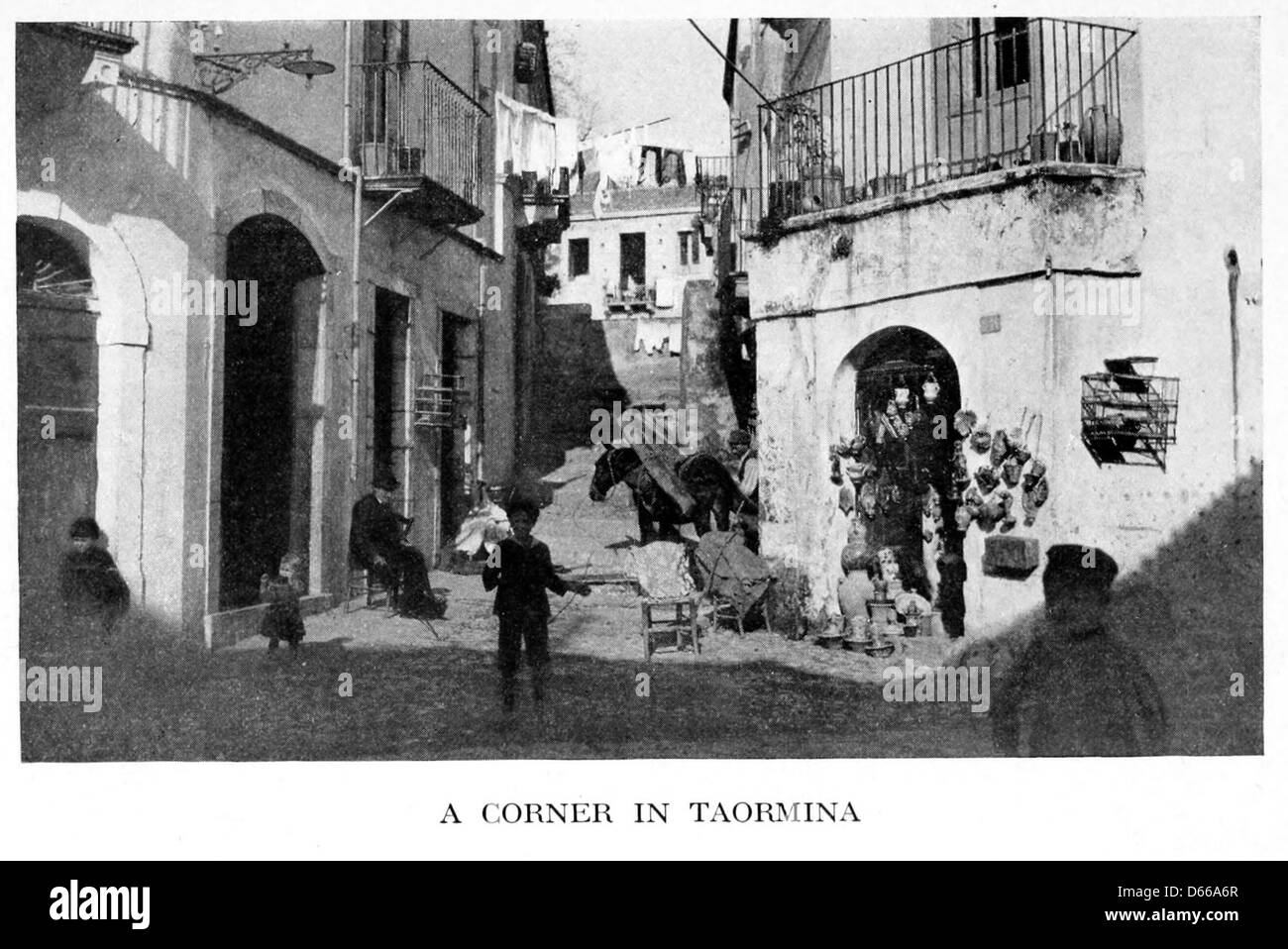 Dieses Bild aus dem Jahr 1918 zeigt eine Szene einer Reise durch Italien, Sizilien, Tunesien, Algerien und Südfrankreich. mit Schwerpunkt auf Taormina, Sizilien. Taormina ist bekannt für seine atemberaubende Aussicht auf das Mittelmeer, eine historische Stadt an der Ostküste Siziliens, berühmt für ihr altes griechisches Theater und die malerische Landschaft. Stockfoto