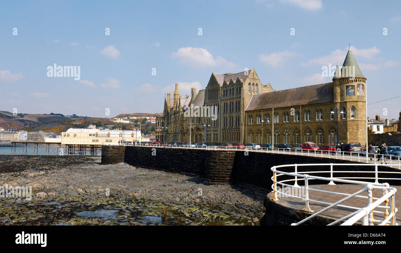 Das Old College Universitätsgebäude mit Royal Pier in Aberystwyth Wales UK Stockfoto
