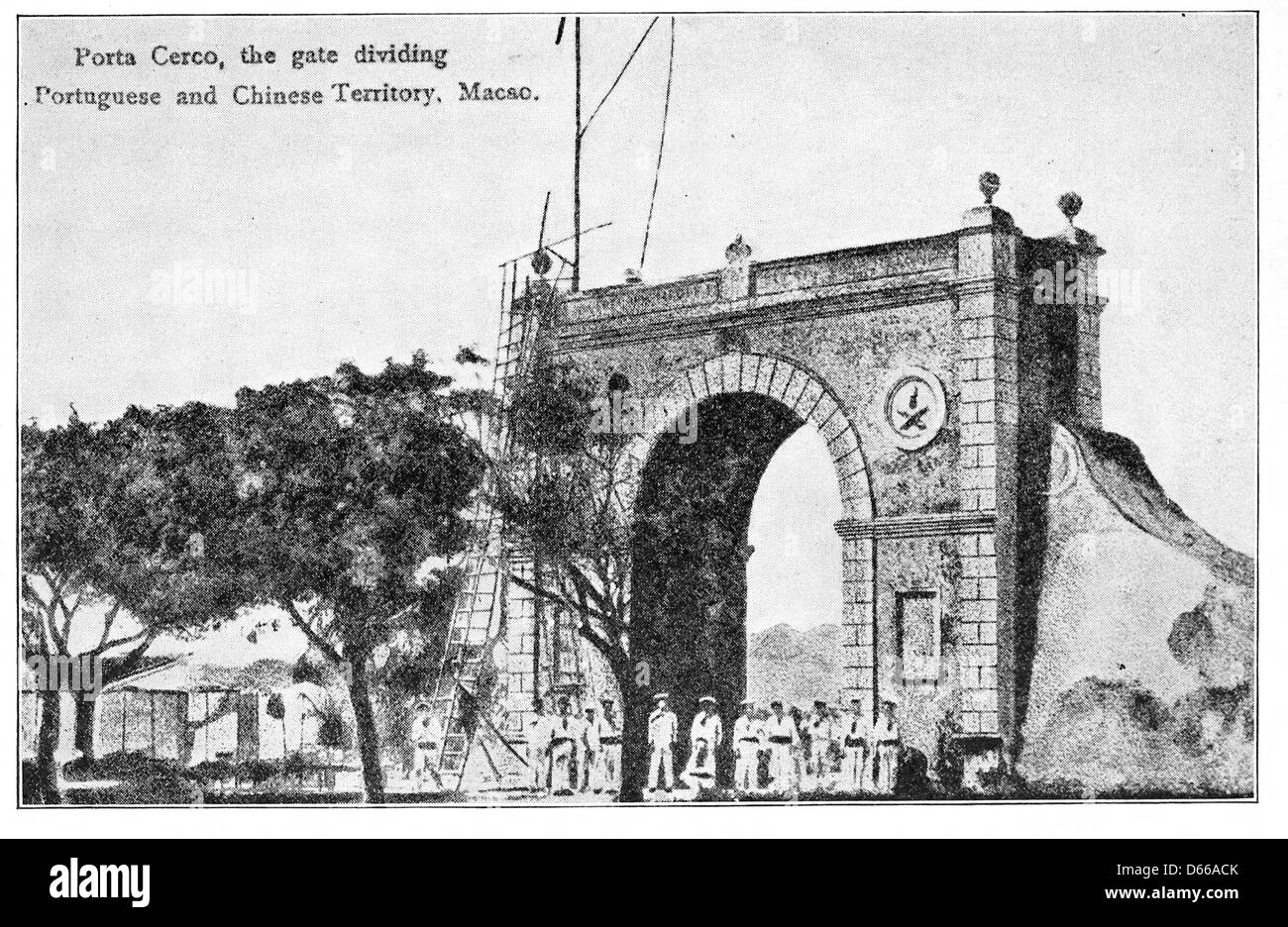 Ein historisches Foto, das während einer Reise an Bord des Dampfers Ecuador aufgenommen wurde und die pazifischen Inseln zeigt, mit Schwerpunkt auf dem Eingangstor von Macaus Porta Cerco. Das Bild zeigt die Seefahrt und die regionalen Wahrzeichen der Epoche. Stockfoto