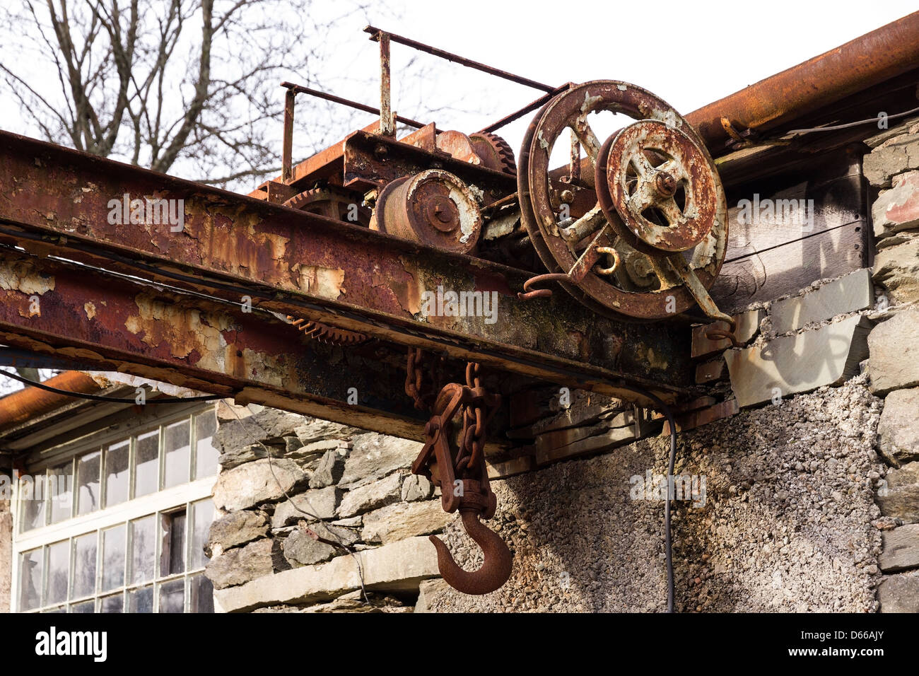 Alte rostige Kran und Werkstatt, Skelwith Brücke Schiefer funktioniert, Cumbria, England, UK Stockfoto