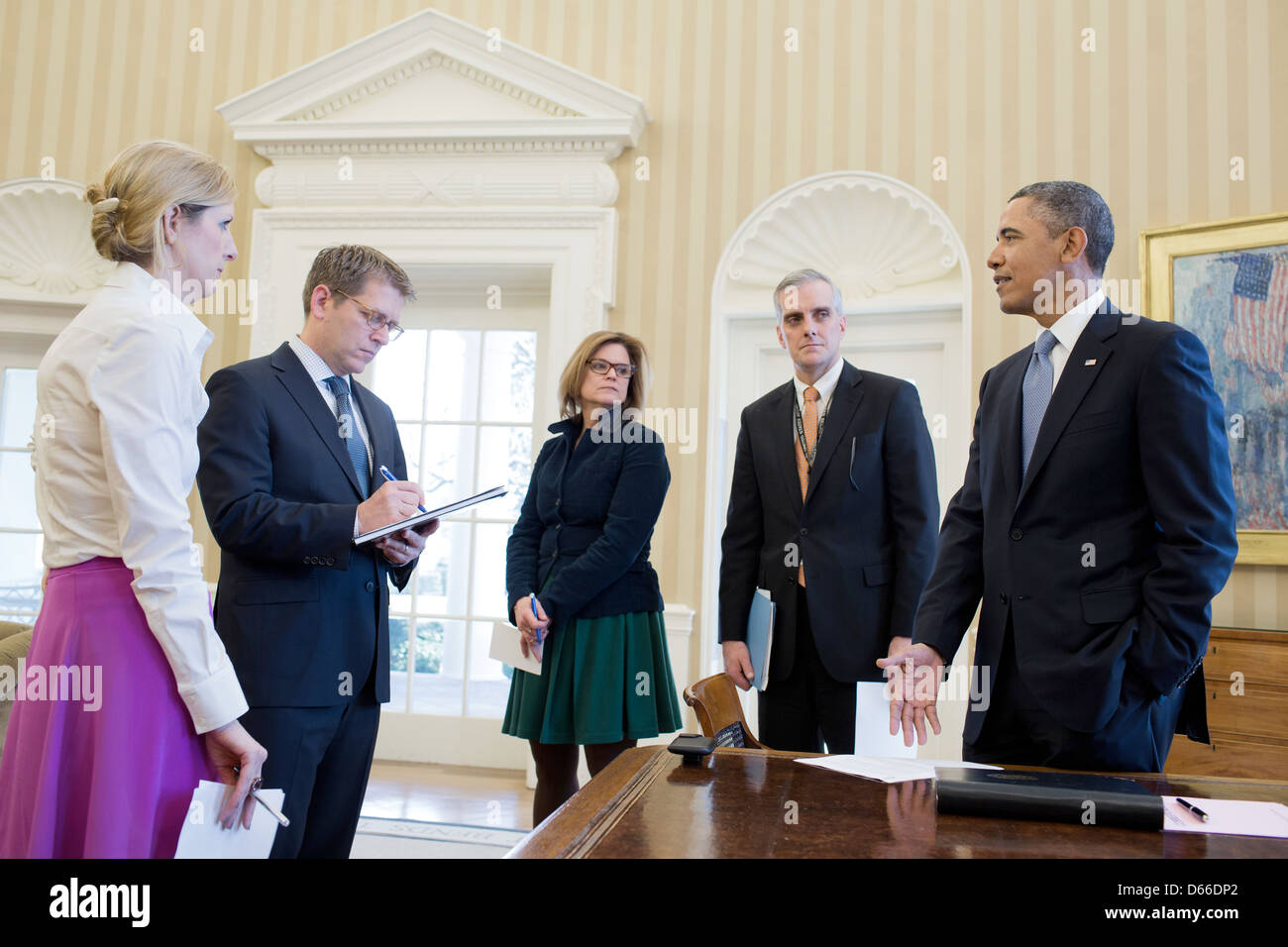 US-Präsident Barack Obama spricht mit senior Berater im Oval Office 7. März 2013 in Washington, DC. Abgebildet, von links, sind: Kathryn Ruemmler, Berater des Präsidenten; Press Secretary Jay Carney; Jennifer Palmieri, Direktor für Kommunikation; und Chef des Stabes Denis McDonough. Stockfoto