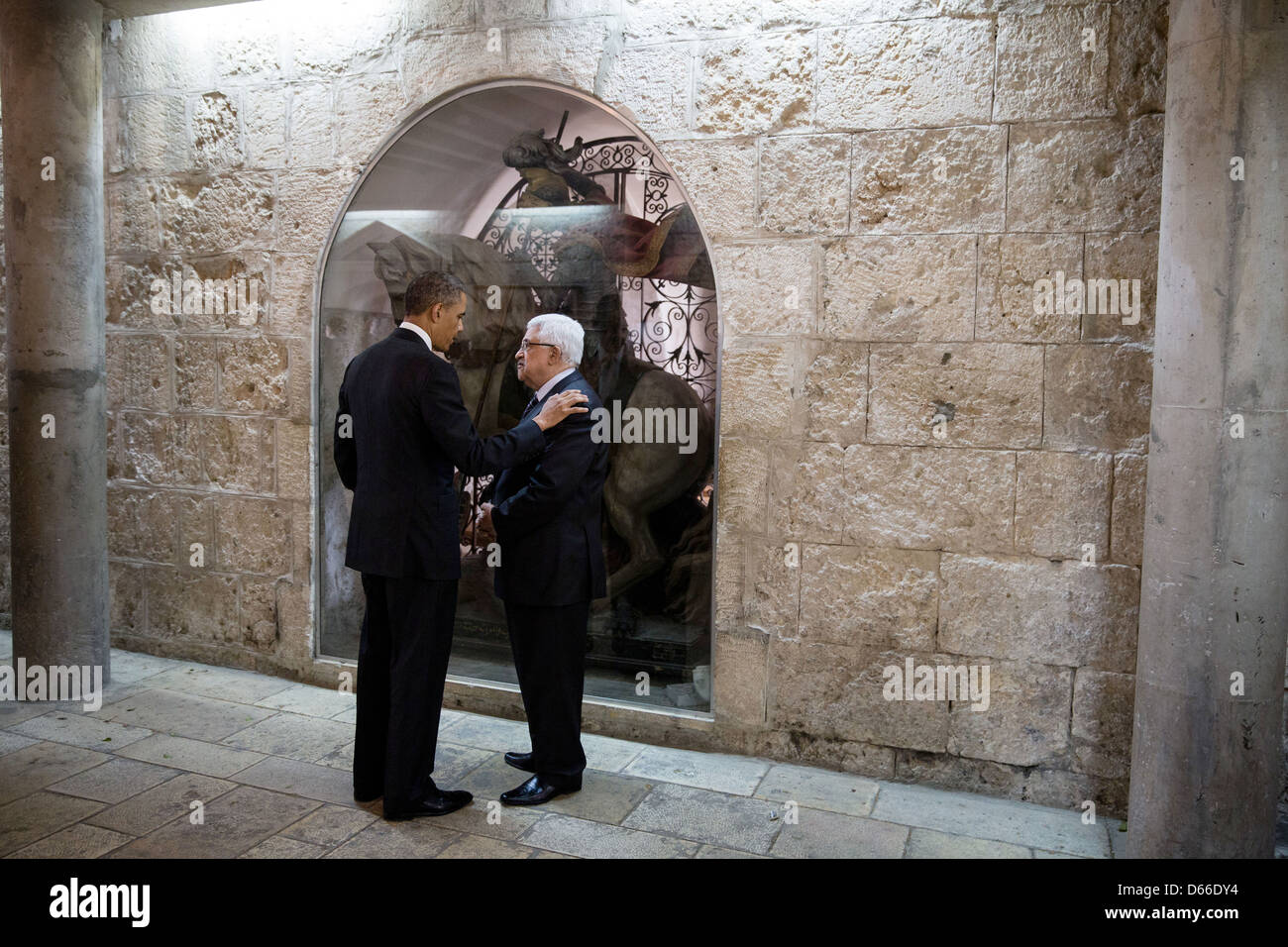 US-Präsident Barack Obama und Präsidenten der palästinensischen Autonomiebehörde, Mahmoud Abbas sprechen im Anschluss an ihren Rundgang durch die Kirche der Geburt 22. März 2013 in Bethlehem im Westjordanland. Stockfoto