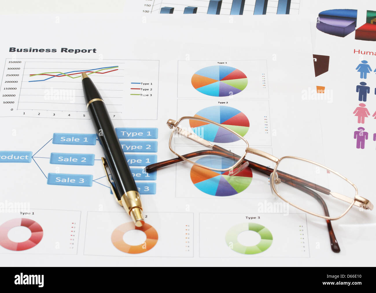 Bild von Infografiken für Geschäftsbericht mit Stift und Gläser Stockfoto