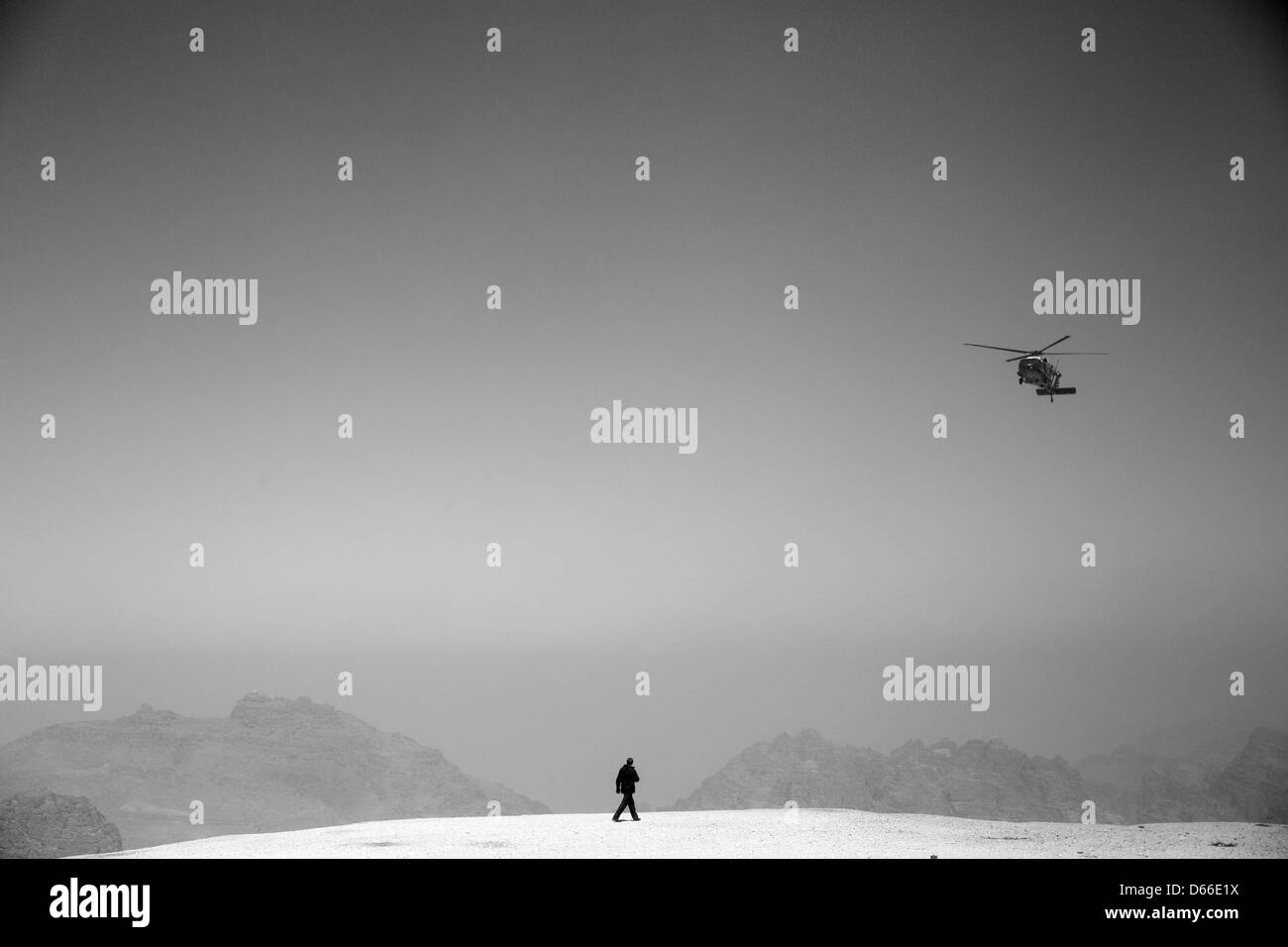 Ein United States Secret Service-Agent steht Uhr da Marine One in Richtung einer Landezone 23. März 2013 in der Nähe von Petra, Jordanien hinunter. Stockfoto