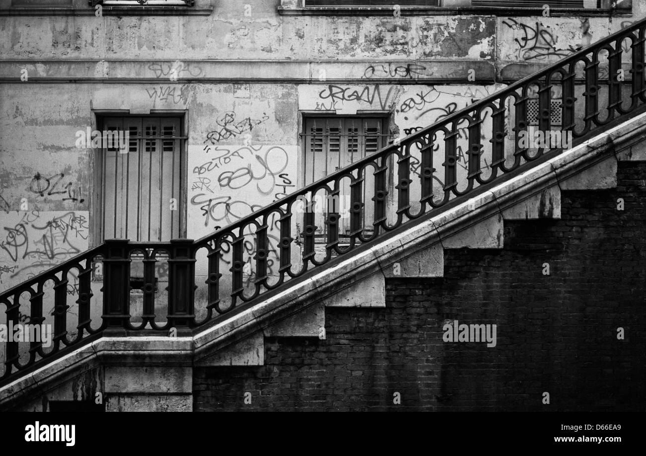 Graffiti, Wand und Treppe, schwarz und weiß, Paris, Frankreich Stockfoto