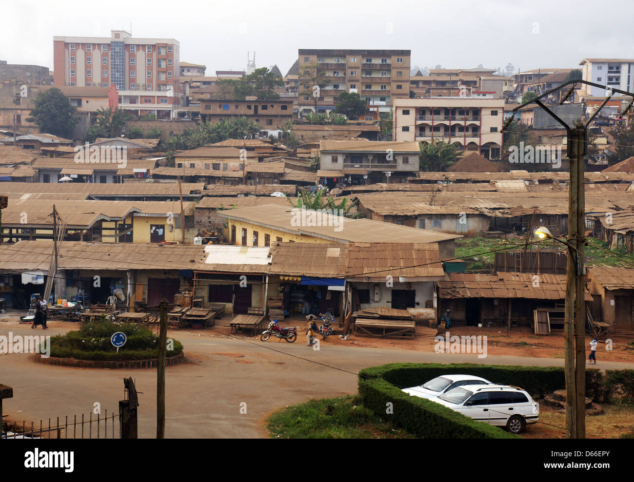 Afrikanische Stadt mit typischen kleinen Läden entlang der Straßen und Blechdächer. Stockfoto