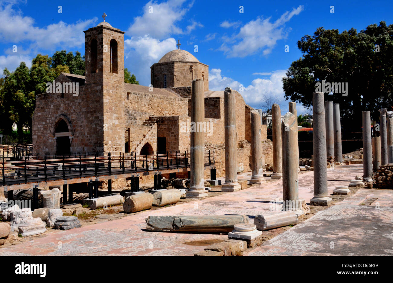 Seitenansicht von der anglikanischen Kirche von Ayia Kyriaki, Chrysopolitissa, Kato Paphos, Zypern. Stockfoto