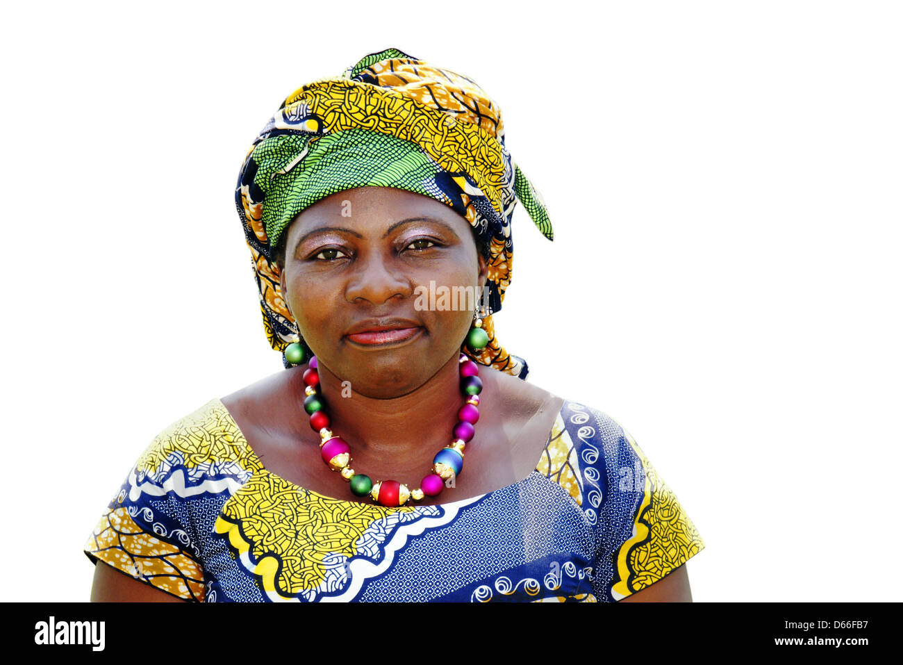 Schöne afrikanische Frau trägt einen Boubou isoliert auf weiss Stockfoto