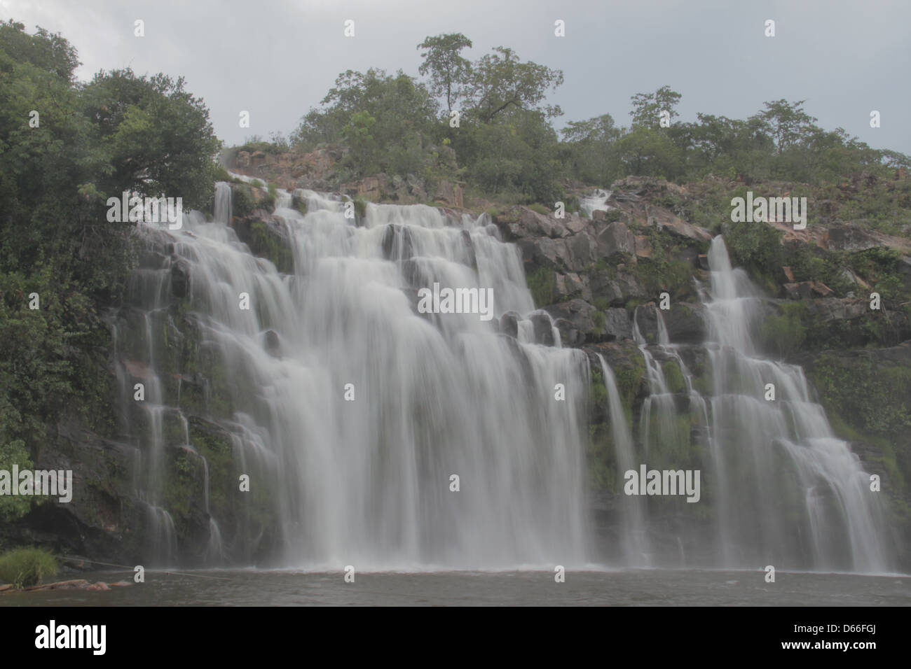 Wasser fällt in der Steppe, Brasilien Stockfoto