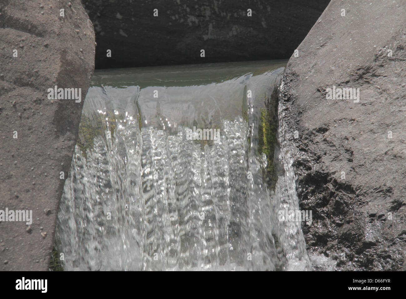 Schmalen Bach und sauberem Wasser fällt im Tal des Mondes, Alto Paraiso, Goias, Brasilien Stockfoto