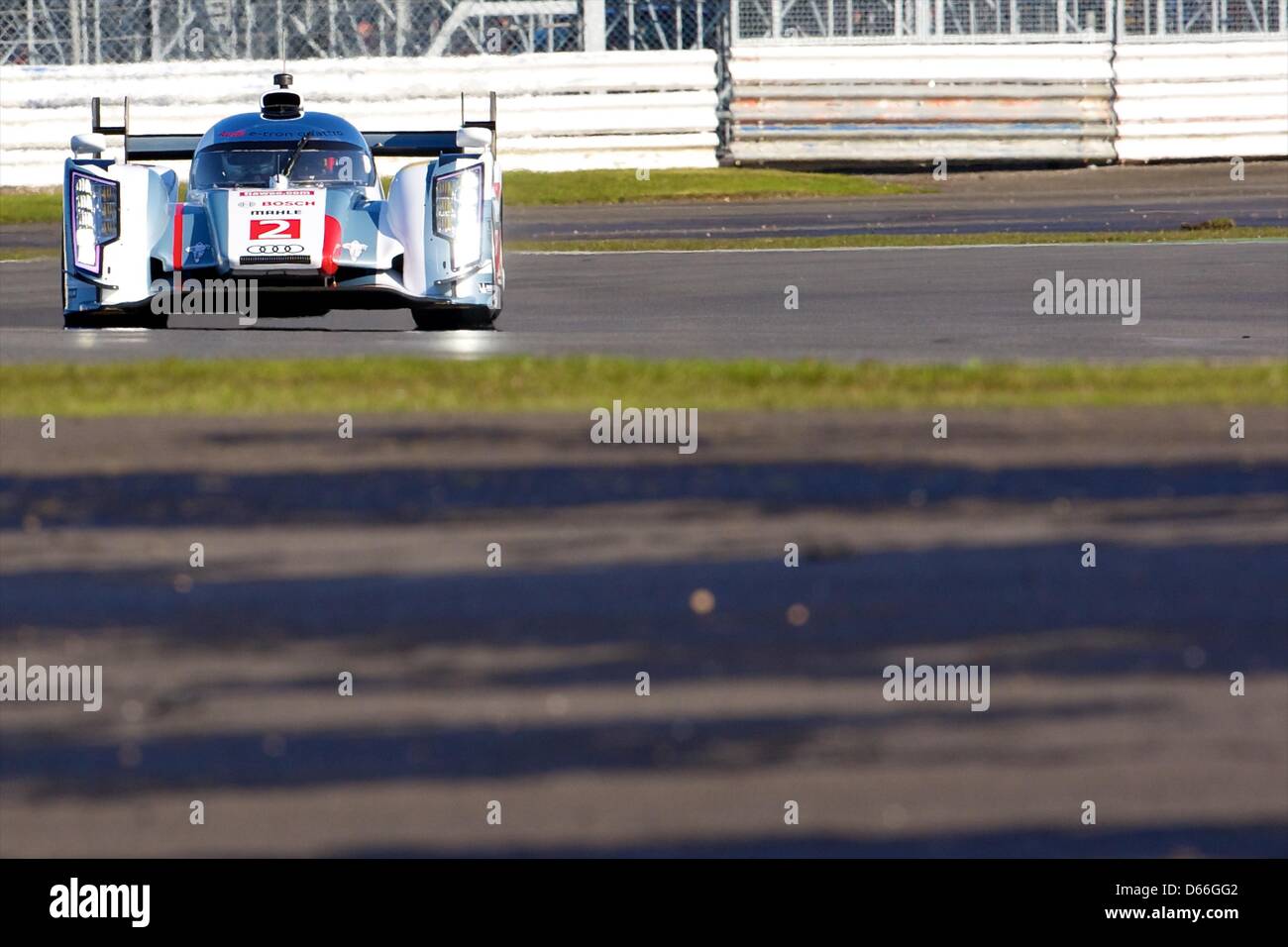 13.04.2013 Silverstone, England. Audi Sport Team Joest LMP1 Audi R18 e-Tron Quattro angetrieben durch Tom Kristensen (DNK), Loi &#x308; C Duval (FRA) und Allan McNish (GBR) in der Qualifikation für die World Endurance Championship von Silverstone. Stockfoto