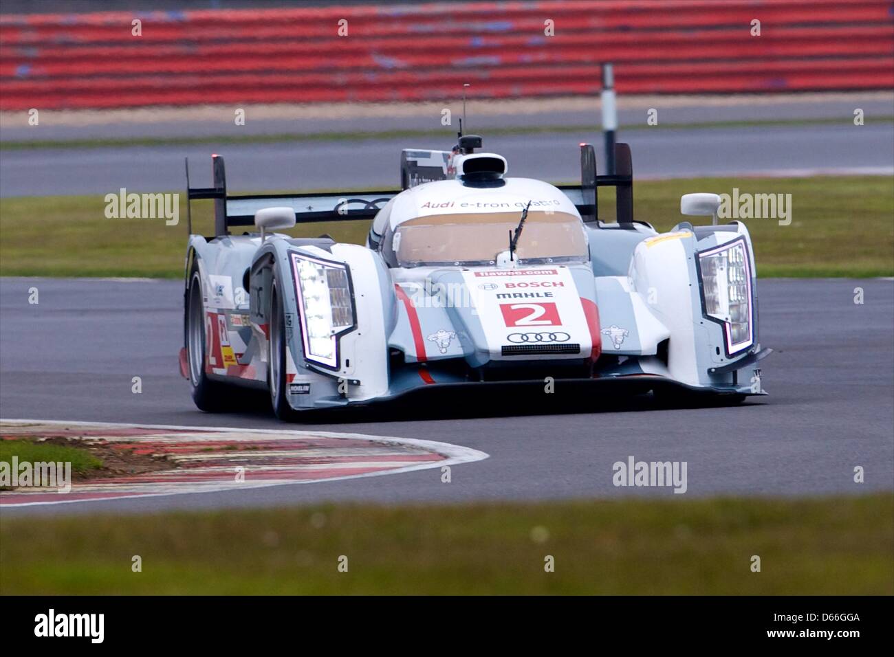 13.04.2013 Silverstone, England. Audi Sport Team Joest LMP1 Audi R18 e-Tron Quattro angetrieben von Tom Kristensen (DNK), Loïc Duval (FRA) und Allan McNish (GBR) in der Qualifikation für die World Endurance Championship von Silverstone. Stockfoto