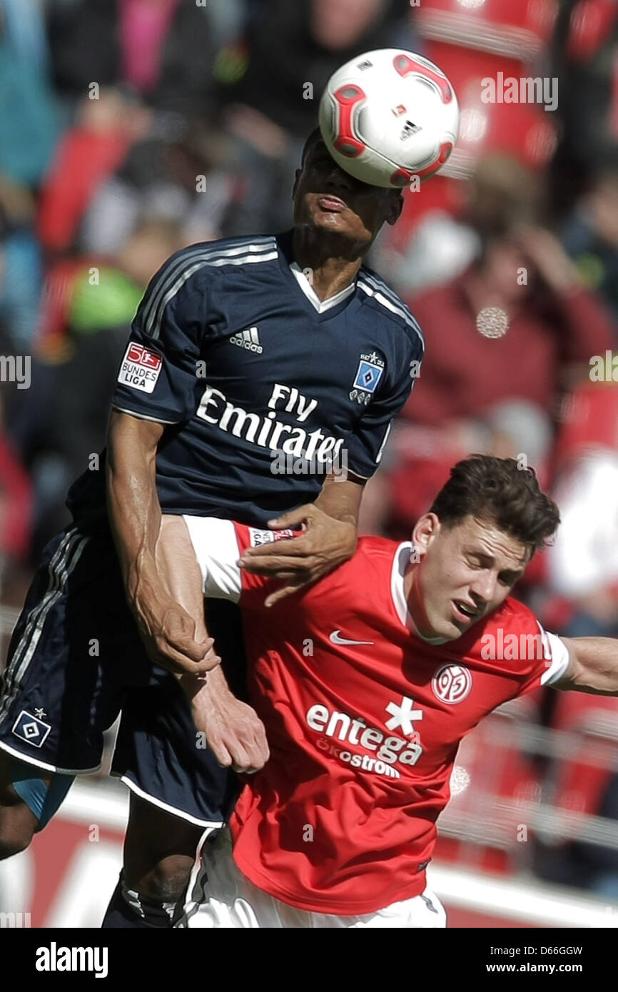 Der Mainzer Adam Szalai (unten) wetteifert um den Ball mit Hamburgs Michael Mancienne (oben) in der deutschen Bundesliga-Fußballspiel zwischen 1. FSV Mainz 05 und Hamburger SV in der Coface Arena in Mainz, Deutschland, 13. April 2013. Foto: FREDRIK VON ERICHSEN (Achtung: EMBARGO Bedingungen! Die DFL ermöglicht die weitere Nutzung der nur bis zu 15 Bilder (keine Sequntial Bilder oder Video-ähnliche Reihe der Bilder erlaubt) über das Internet und Online-Medien während des Spiels (einschließlich Halbzeit), im Stadion oder vor dem Start des Spiels entnommen. Die DFL erlaubt die uneingeschränkte transmissio Stockfoto
