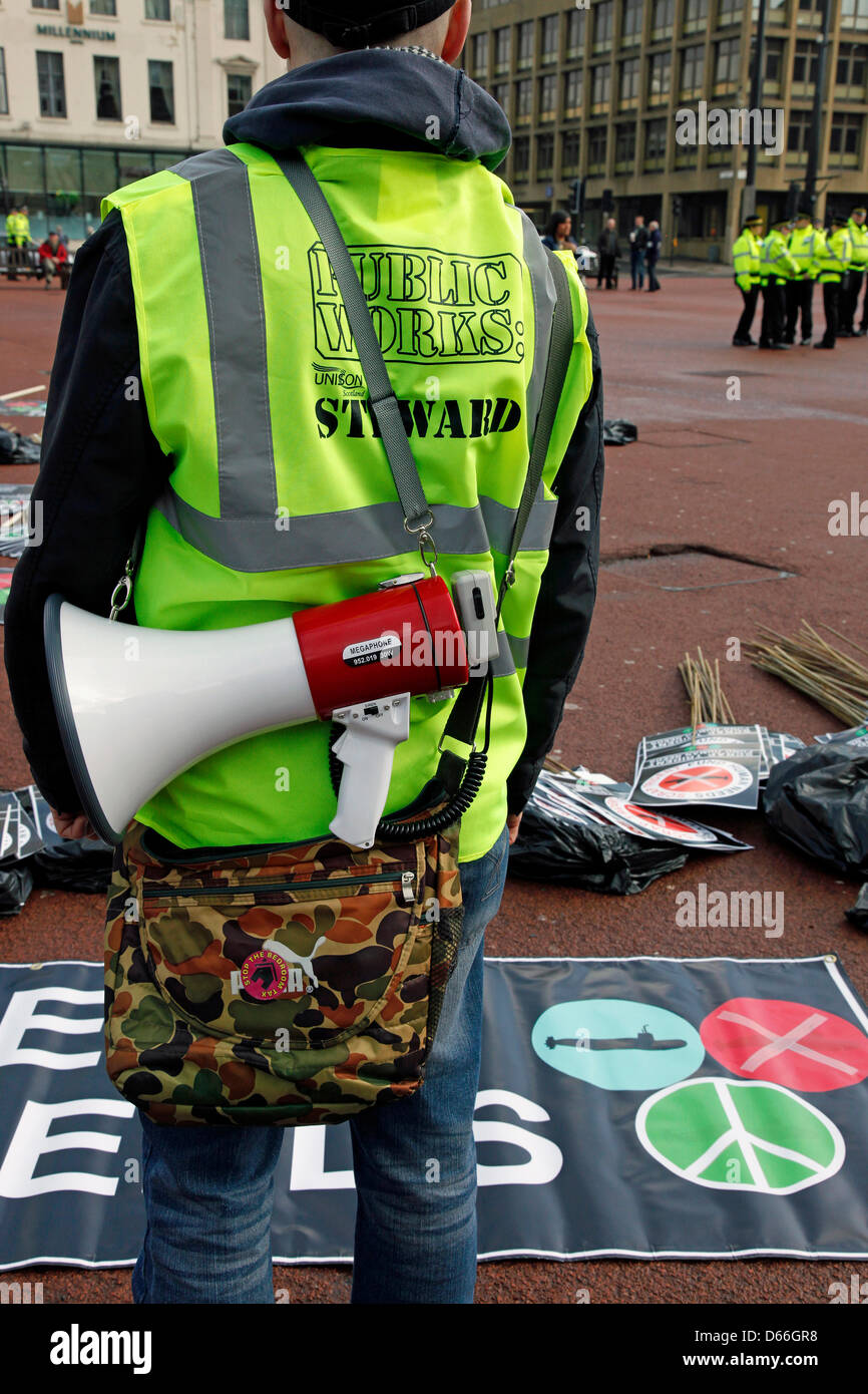 Glasgow, Schottland, Vereinigtes Königreich 13. April 2013. Anti-Atomwaffen- und Anti-Trident zurück März und Demonstration, dass beginnend in George Square, Glasgow, Schottland und paradieren die Innenstadt Runden vor dem Ende in einer Kundgebung am George Square. Etwa 5000 Aktivisten aus ganz Großbritannien und repräsentieren verschiedene anti-nuclear Organisationen besucht. Dies war ein Marsch, Unterstützung für eine Masse Sit-in am Marinestützpunkt auf Montag, 15. April 2013 zu organisieren. Bildnachweis: Findlay/Alamy Live-Nachrichten Stockfoto