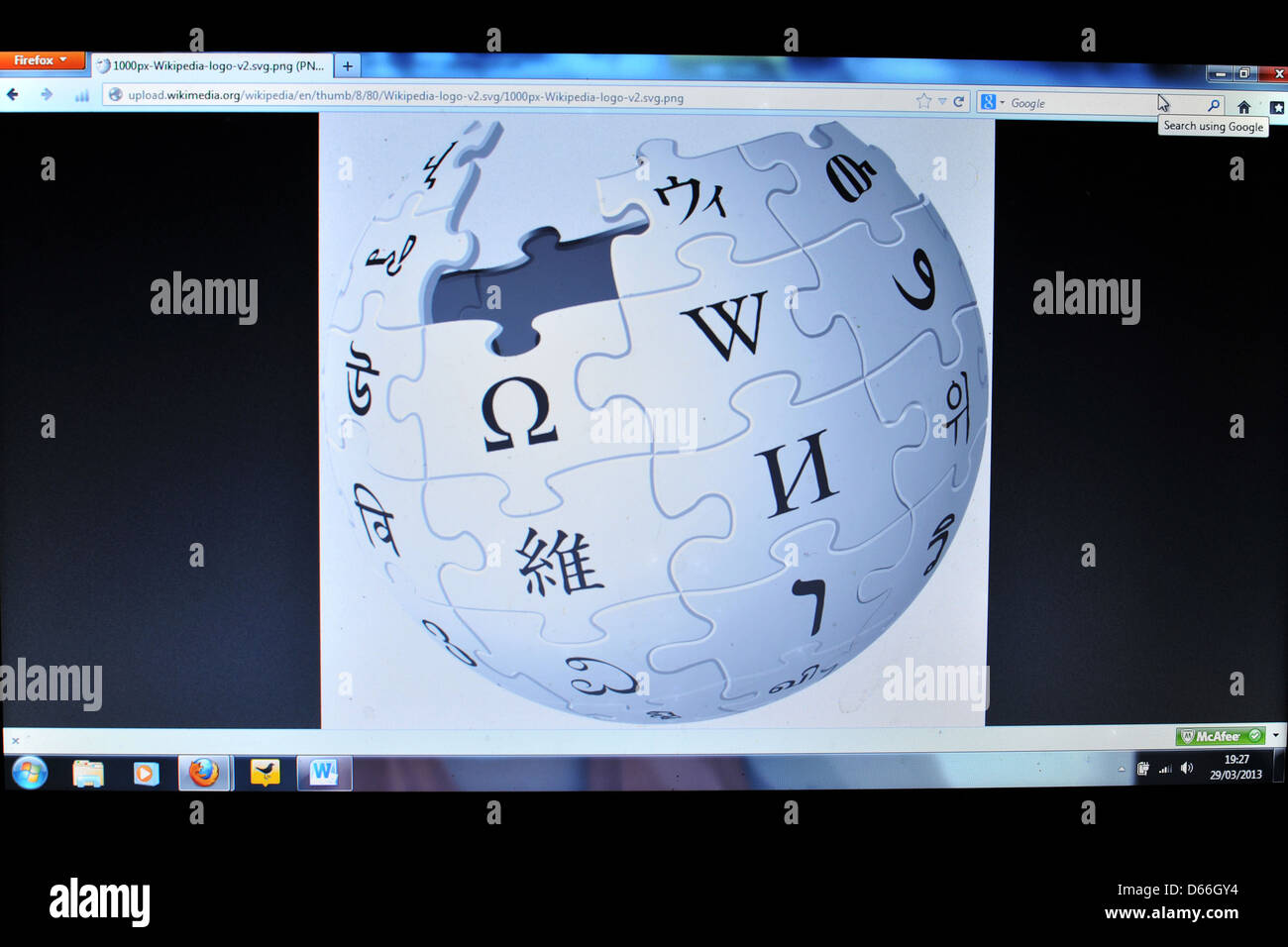 Bild von einem Computer-Bildschirm zeigt das Wikipedia-Globus-Logo. Stockfoto