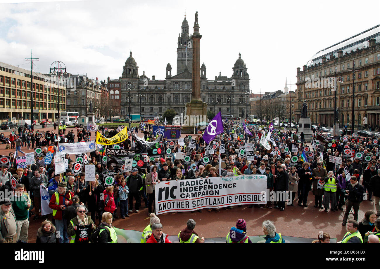 Glasgow, Schottland, Vereinigtes Königreich 13. April 2013. Anti-Atomwaffen- und Anti-Trident zurück März und Demonstration, dass beginnend in George Square, Glasgow, Schottland und paradieren die Innenstadt Runden vor dem Ende in einer Kundgebung am George Square. Etwa 5000 Aktivisten aus ganz Großbritannien und repräsentieren verschiedene anti-nuclear Organisationen besucht. Dies war ein Marsch, Unterstützung für eine Masse Sit-in bei Farlane Marinestützpunkt auf Montag, 15. April 2013 zu organisieren. Bildnachweis: Findlay/Alamy Live-Nachrichten Stockfoto