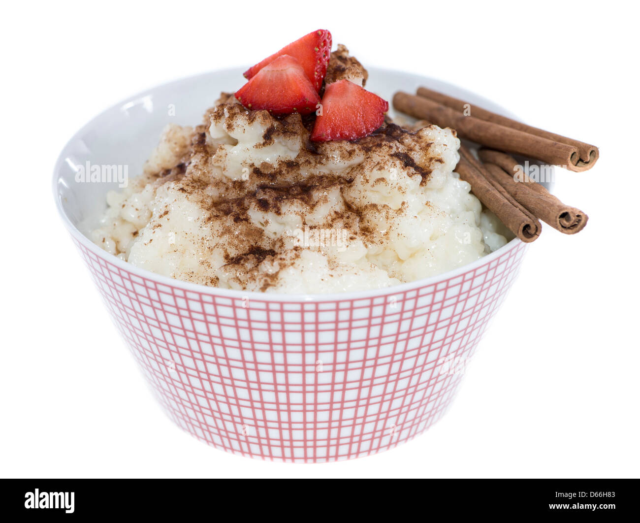 Frische hausgemachte Milchreis mit Zimt, isoliert auf weiss Stockfoto